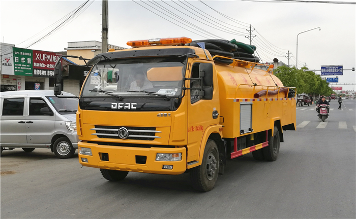 東風(fēng)大多利卡清洗吸糞兩用車